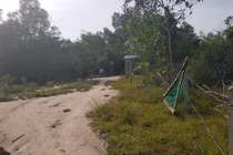 Về nhà nuôi mẹ bệnh, bị hàng xóm ngang nhiên chiếm đất