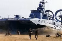 Xem chiến hạm “quái vật biển” của Nga cập bờ uy lực