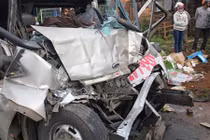 Xe khách tông trực diện xe container, tài xế chết