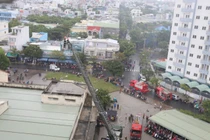Cháy kèm nổ lớn ở chung cư, hàng trăm người chạy tán loạn
