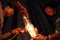 Ảnh: Cầu nguyện cho các nạn nhân vụ cháy chung cư Carina