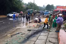 Xe khách, xe tải va chạm phi sập gara, 7 người nguy kịch