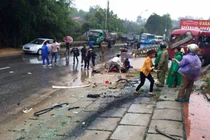 Xe khách, xe tải va chạm phi sập gara, 7 người nguy kịch