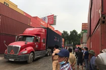 Nguyên nhân người đàn ông nằm chết dưới bánh xe container