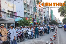 TP HCM: Xe tải “rải” bùn xuống đường, giao thông tê liệt