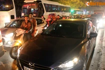 Hàng nghìn người vui chơi Giáng sinh, đường kẹt cứng 