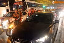 Hàng nghìn người vui chơi Giáng sinh, đường kẹt cứng 