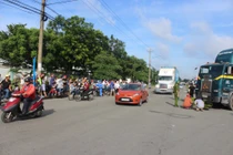 Một người phụ nữ chết thảm dưới gầm xe container