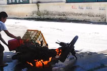 Xe máy bốc cháy trên đường giữa trưa