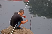 Tại sao người đàn ông câu cá trên sông Tô Lịch làm cả Hà Nội xôn xao?