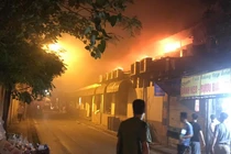 Cháy quán bia Hải Xồm, "bom" bia nằm lăn lóc vỉa hè