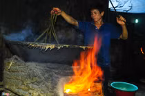 Nhọc nhằn kiếm sống bên chảo lửa hấp cá ở cảng Quy Nhơn 