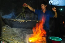 Nhọc nhằn kiếm sống bên chảo lửa hấp cá ở cảng Quy Nhơn 