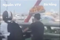 Lái xe máy đội mâm trên đầu phóng như bay trên đường