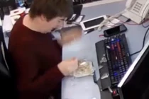 Hoảng hồn khi đang ăn hộp cơm tự phát nổ