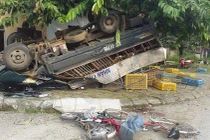 Bắc Kạn: Xe tải mất lái đâm 3 trẻ nhỏ thương vong