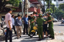 Nam thanh niên lái xe vượt đèn đỏ, đạp ngã 2 cảnh sát