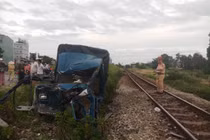 Lao vào đường sắt, xe tải chở dưa bị tàu hỏa húc văng 