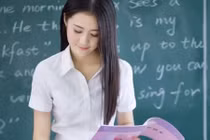 Vẻ đẹp của cô giáo tiểu học 9X trên bục giảng