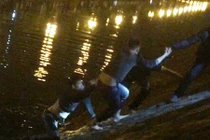 Thanh niên “ngáo đá” nhảy xuống sông 141 HN buộc phải nổ súng