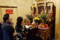 Đền Bà Chúa Kho tấp nập dịch vụ khấn vái thuê dù bị "cấm"