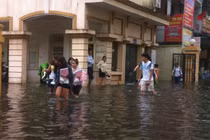 Cảnh các trường ĐH ở Hà Nội thành biển nước vì ngập lụt