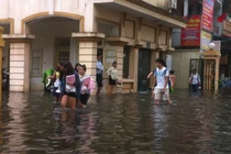 Cảnh các trường ĐH ở Hà Nội thành biển nước vì ngập lụt