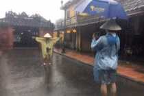 Bất chấp mưa lớn, ngập sâu tại Hội An, khách du lịch vẫn "check in facebook"