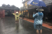 Bất chấp mưa lớn, ngập sâu tại Hội An, khách du lịch vẫn "check in facebook"