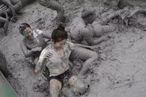 Xem lễ hội bùn làm đẹp da của người Hàn Quốc