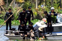 Cảnh sát ngụp lặn suốt đêm tìm kiếm thi thể hai cha con