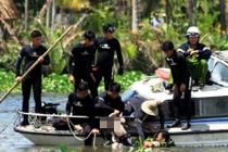 Cảnh sát ngụp lặn suốt đêm tìm kiếm thi thể hai cha con