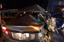 Ô tô 4 chỗ đấu đầu xe tải trước hầm Hải Vân, 5 người thương vong