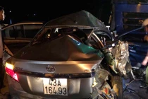 Ô tô 4 chỗ đấu đầu xe tải trước hầm Hải Vân, 5 người thương vong