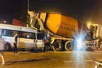 Xe đưa đón học sinh trường Gateway đâm vào xe bồn