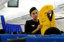 Hai hành khách tự ý xé áo phao trên máy bay Vietnam Airlines
