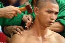 Xem võ sư đóng đinh vào vai kéo ô tô 2 tấn