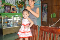 Kinh ngạc bé gái 3 tuổi bơi như rái cá ở Đồng Tháp