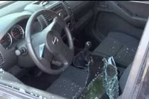 Hai kẻ lang thang rình mò đập vỡ kính ô tô để trộm tài sản