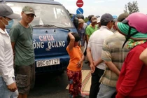 Mô tô BMW đâm xe tải, vợ tử vong, chồng thương nặng