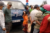 Mô tô BMW đâm xe tải, vợ tử vong, chồng thương nặng