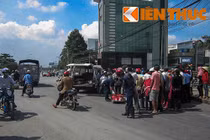 Người phụ nữ đi xe Lead bị xe ben cán ngang người