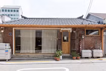 Căn nhà 100 năm tuổi đẹp nao lòng giữa phố thị