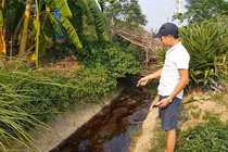 Nửa đêm, cả xã bị đổ chất thải lạ bốc mùi hôi thối