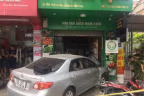 Hà Nội: Nữ xế lái xe đâm thẳng cửa hàng hoa quả