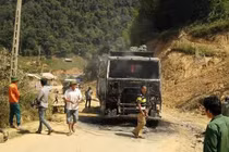 Xe tải chở đá cháy rụi trên quốc lộ ở Sơn La