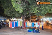 Cảnh trưng quần áo bán không giống ai của người Sài Gòn