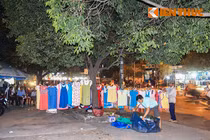 Cảnh trưng quần áo bán không giống ai của người Sài Gòn