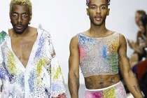 Màn trình diễn lả lơi trên giày cao gót của mẫu nam