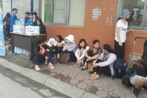 Phụ huynh hồi hộp ngồi chờ con thi vào lớp 10 ở Hà Nội